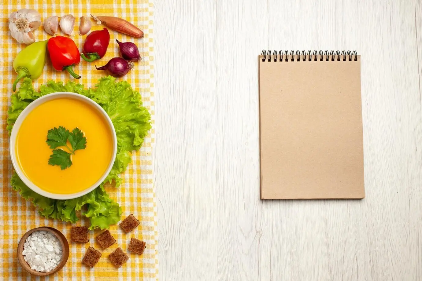 Ansicht von oben auf Kürbissuppe mit Gemüse auf weißem Boden, Brot, Obst, Gericht, Mahlzeit, Suppe