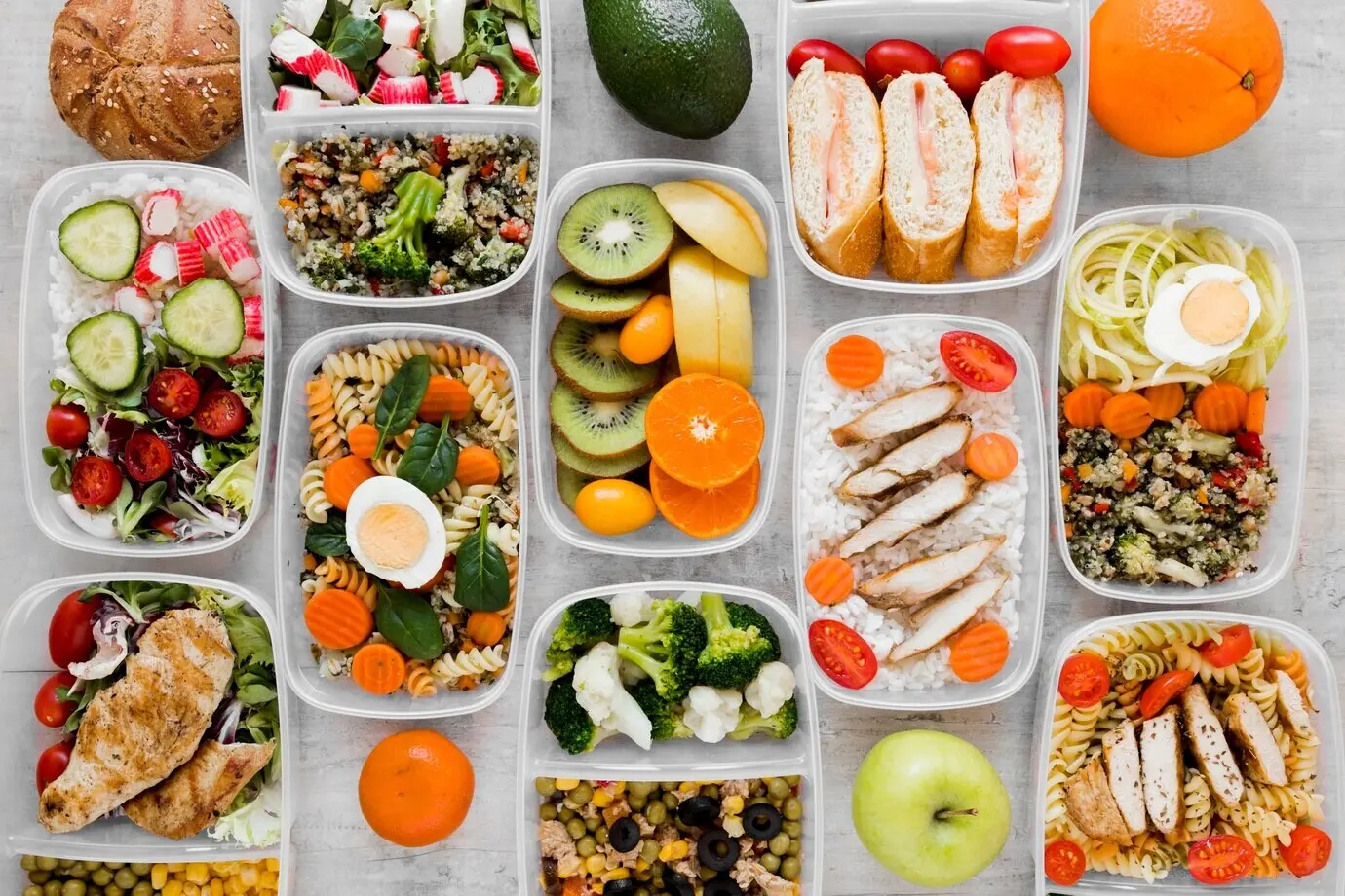 Draufsicht auf eine Auswahl gesunder Mahlzeiten