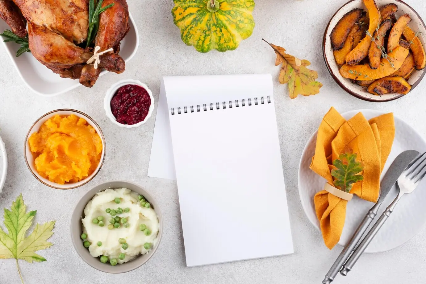 Auswahl an köstlichem Thanksgiving-Dinner mit Notizblock